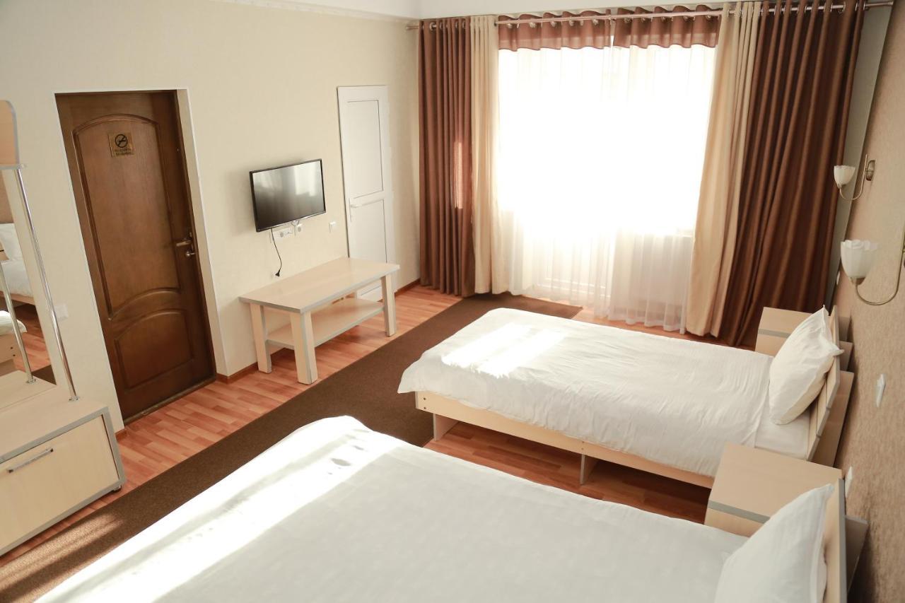 Caravan Hotel Karakol Extérieur photo